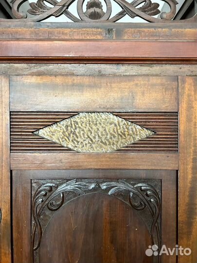 Старинный антикварный шкаф буфет