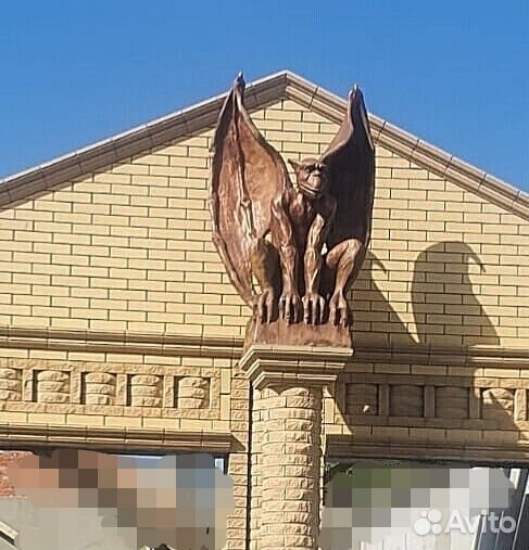 Горгулья на колонне