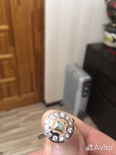 Золотое кольцо с бриллиантами и изумрудом