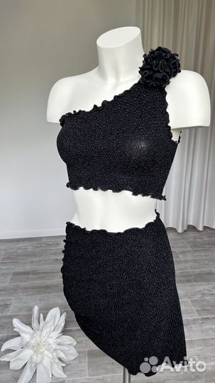 Топ блестящий с цветком на одно плечо пляжный