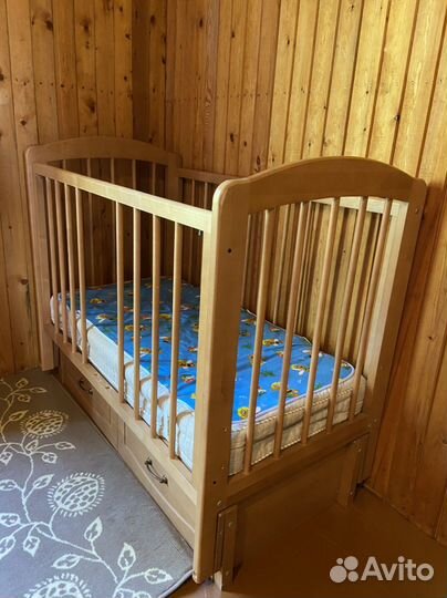 Детская кроватка с маятником и ящиком