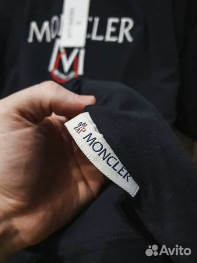 Moncler: футболка для выразительного образа