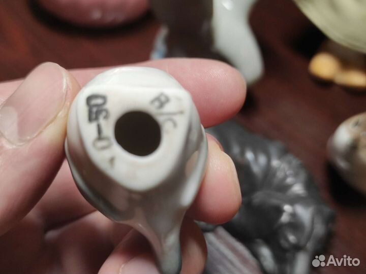 Статуэтка и фарфоровые