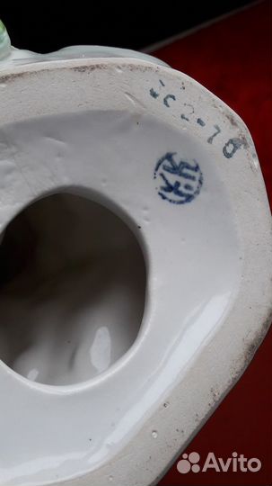 Фарфоровая статуэтка 