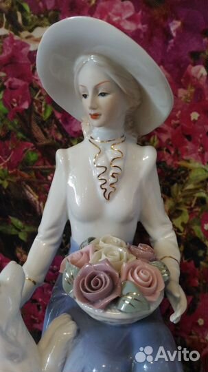 Статуэтка. Фарфор. Дама с цветами и собачкой