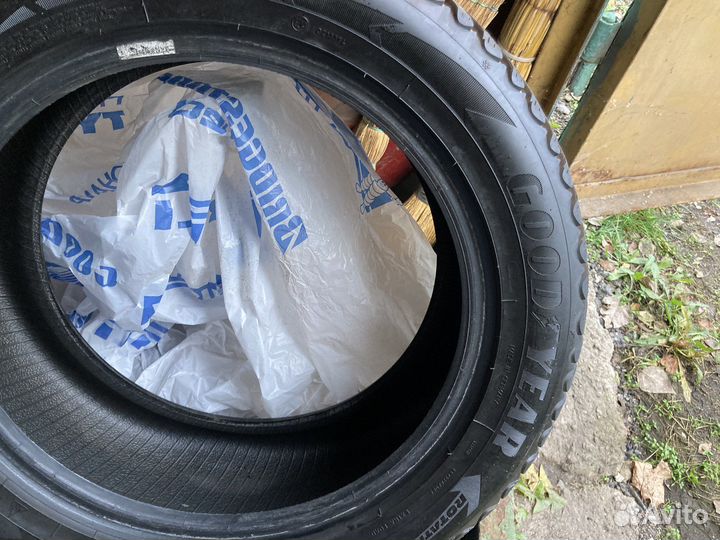 Goodyear UltraGrip 235/50 R17 100