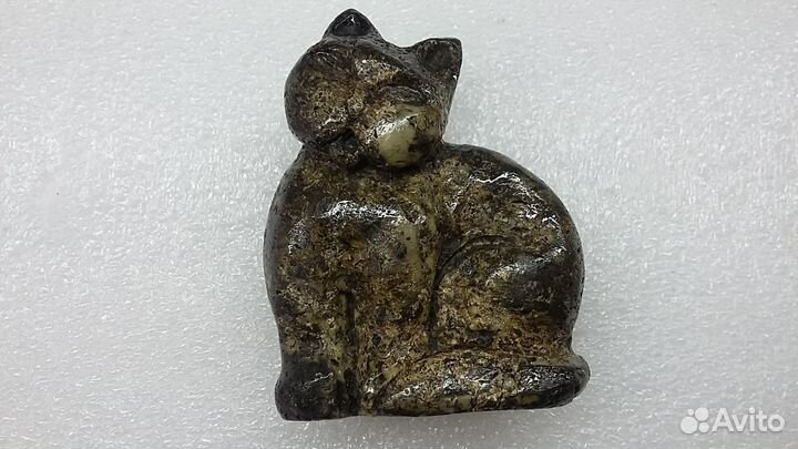 Фигурка из цельного янтаря. Хранитель очага