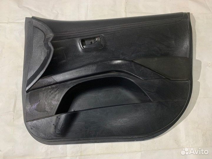 Обшивка двери передняя правая Mitsubishi Outlander