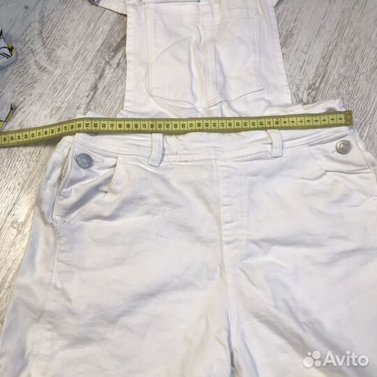 Женские джинсовые шорты с футболкой и повязкой