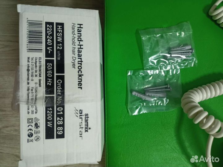 Фен с настенным держателем Starmix