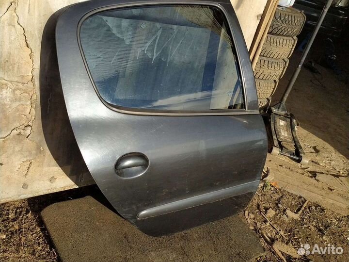 Задняя правая дверь peugeot 206