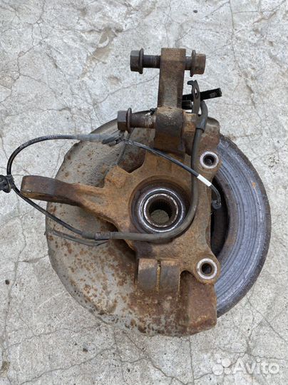 Поворотный кулак передний левый Митсубиси Лансер