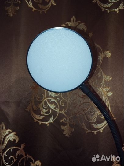 Настольная лампа с держателем для телефона