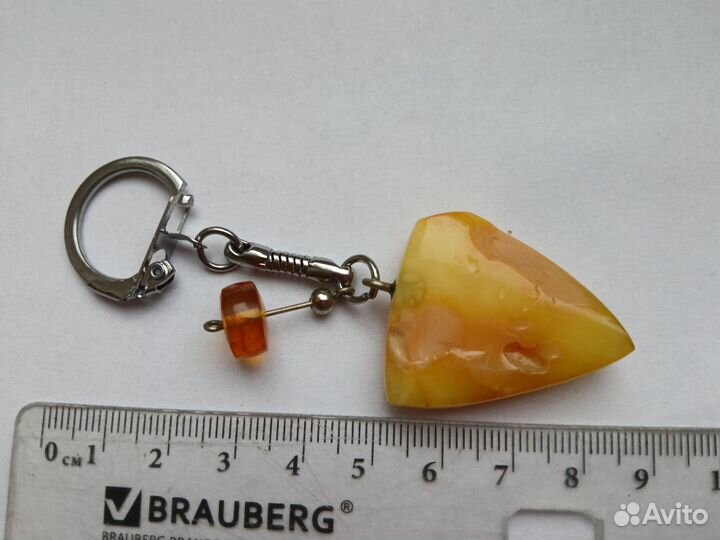 Брелок натуральный янтарь