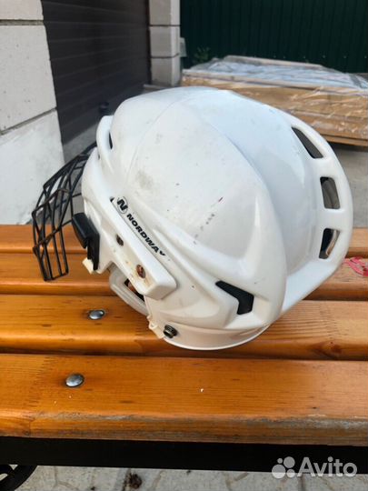 Хоккейный шлем