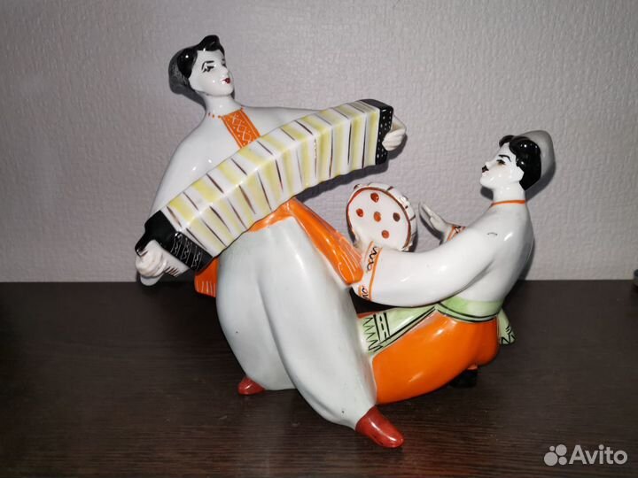 Танцоры с бубном и гармошкой, гопак зхк Полонное