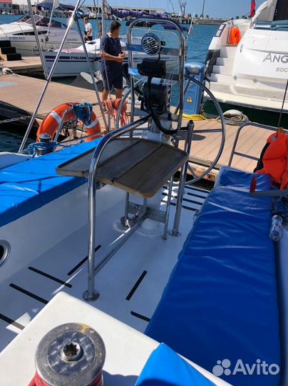 Парусная моторная яхта