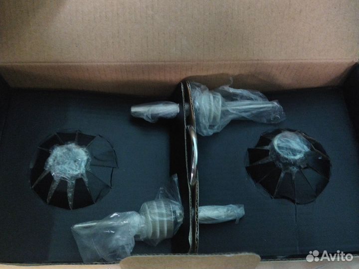 Солонка и перечница, бутылочки для масел