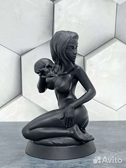 Статуэтка девушки с черепом