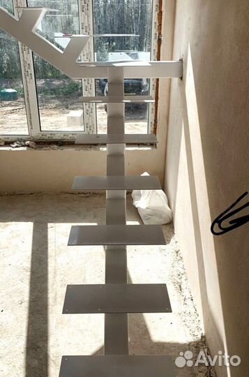 Лестница с забежными ступенями в коттедж