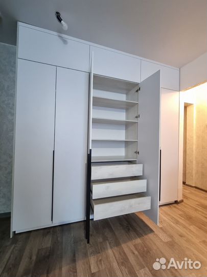 Зеркальный шкаф