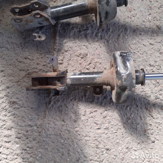 Стойка амортизатора передния хонда CRV