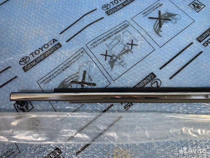 Накладка стекла передняя правая Toyota Land
