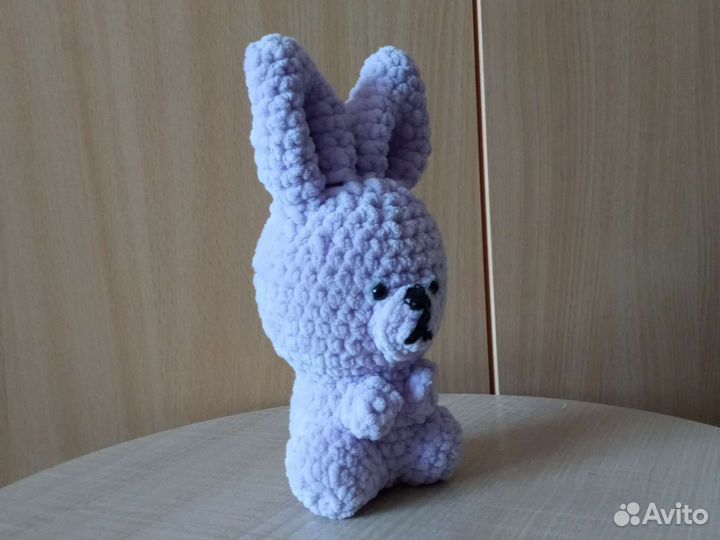 Плюшевый заяц вязаный