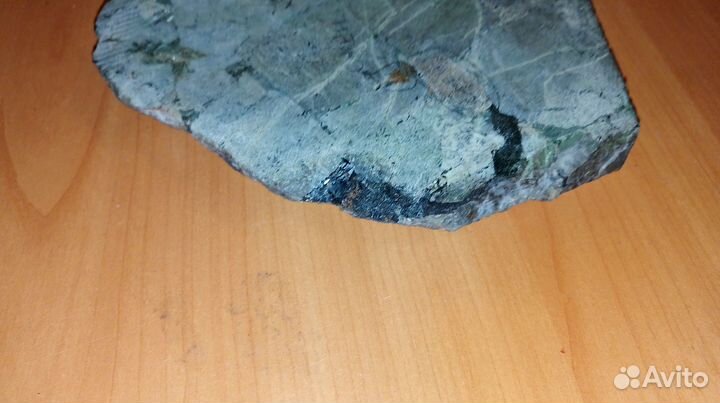 Поделочный камень Эвдиалит с эгирином