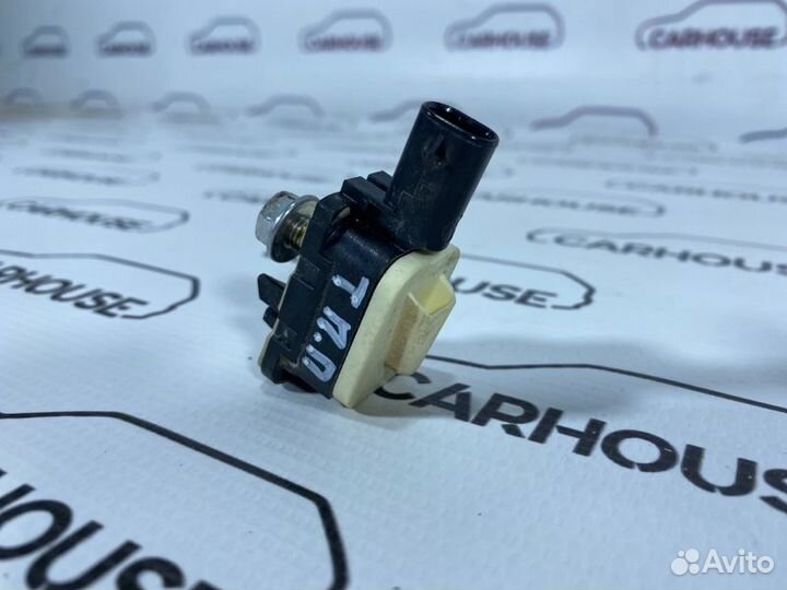 Датчик удара передний правый Volkswagen Touareg NF