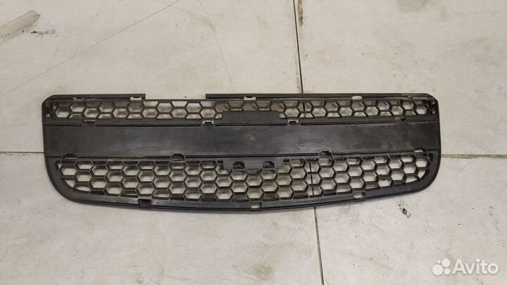 Решетка в бампер центральная Chevrolet Niva