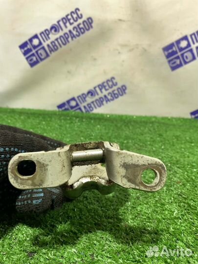 Петля двери задняя правая Kia Sorento внедорожник