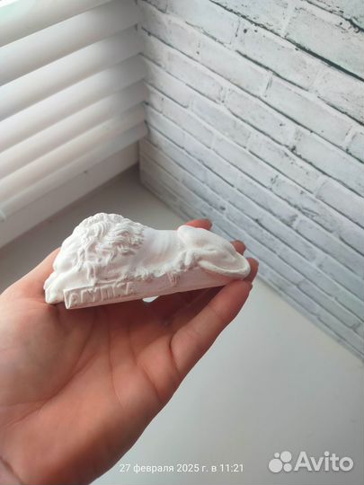 Гипсовая статуэтка льва