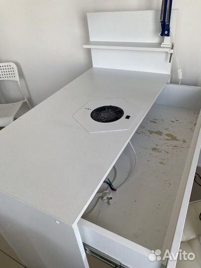 Маникюрный стол