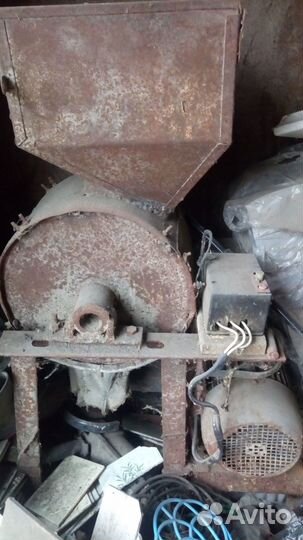 Мельница для зерна бу