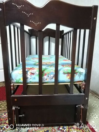 Детская кроватка с продольным маятником