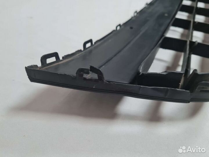 Решётка в бампер центральная Volkswagen Tiguan 07