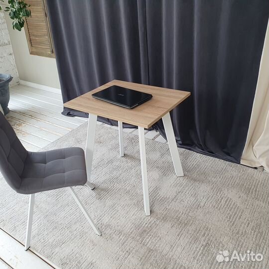 Компьютерный стол Ник Дуб 70*60 см. Белые ножки