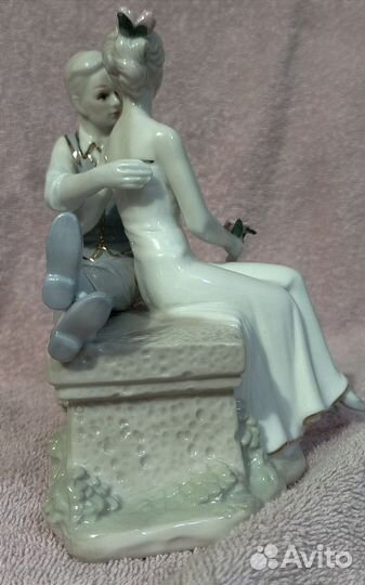 Фарфоровая статуэтка влюблённые