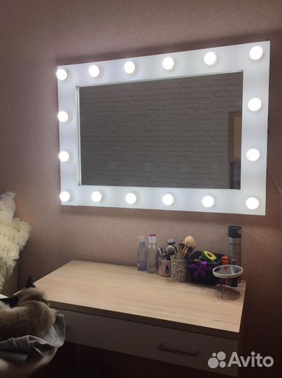 Настольное зеркало с подсветкой