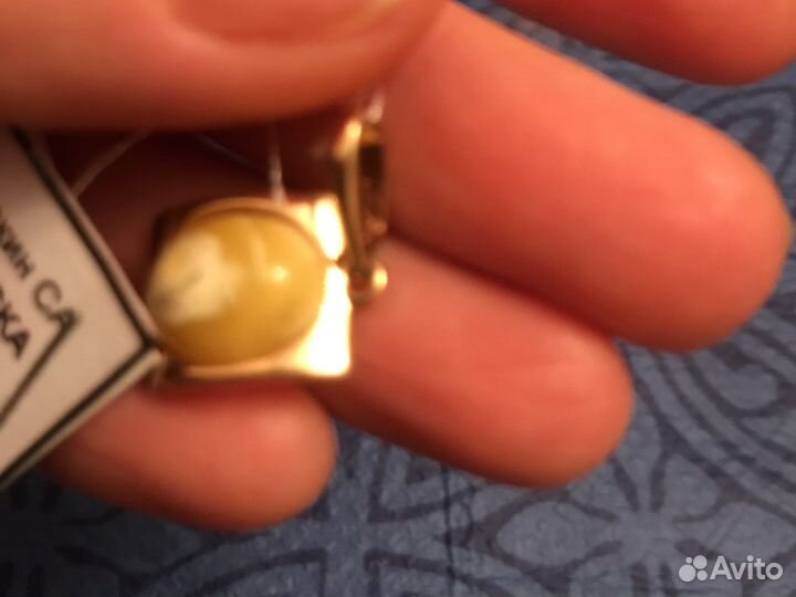 Золотой кулон с янтарем