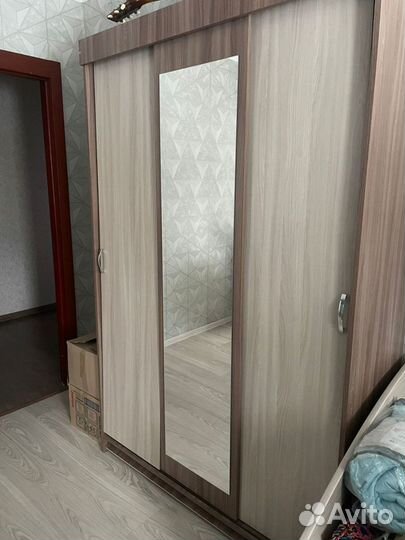 Шкаф купе с зеркалом и кровать