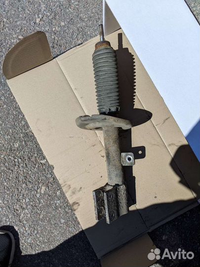 Амортизатор левый на citroen c4 арт 5208x7