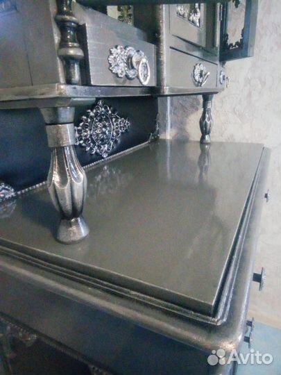 Антикварный посудный шкаф