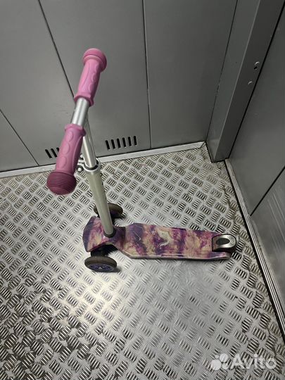 Самокат трехколесный