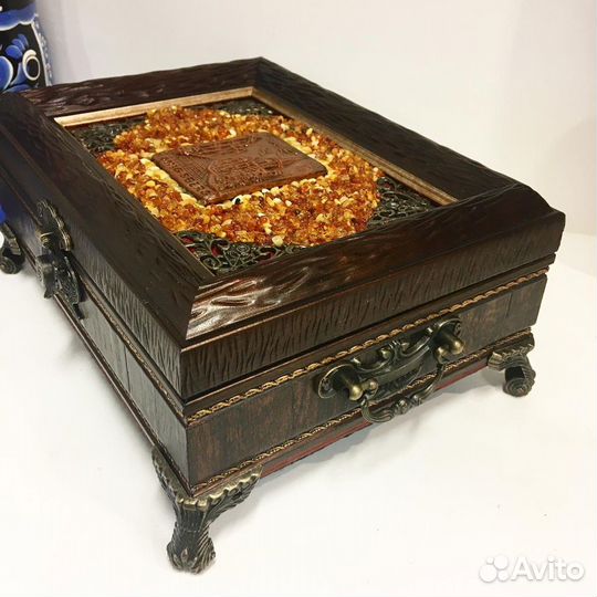 Шкатулки, инкрустированные янтарём