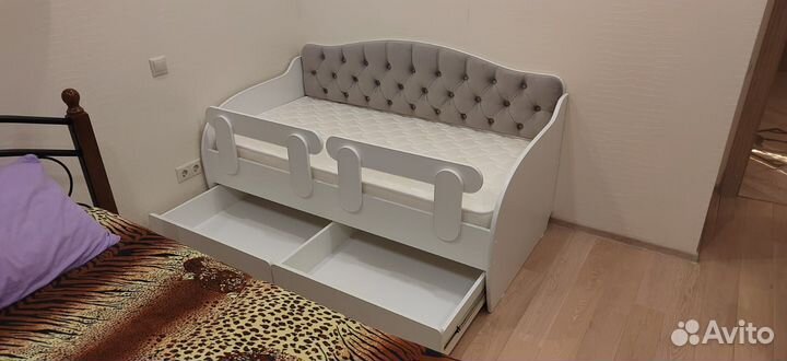 Детская кровать с мягкой спинкой