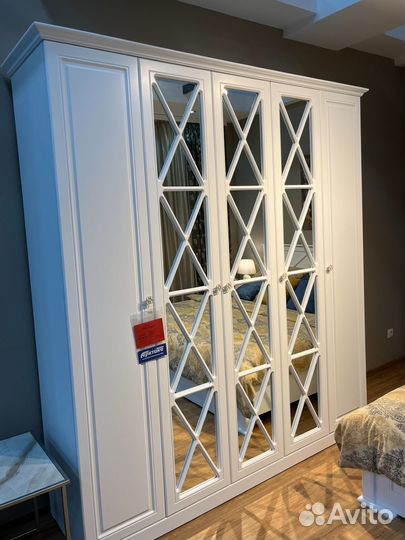 Шкаф и кровать