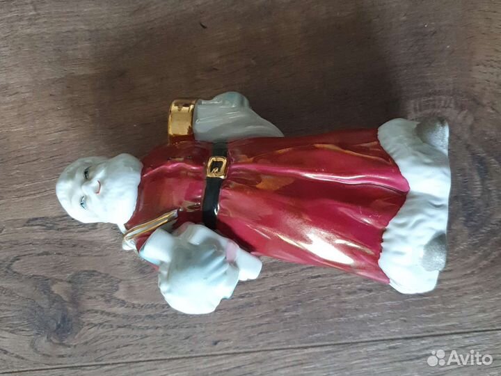 Фарфоровая статуэтка Дед Мороз