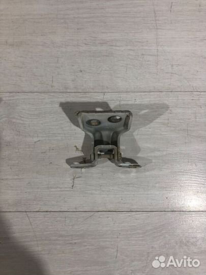 Петля двери перед прав renault logan 2 1.6 мт седа